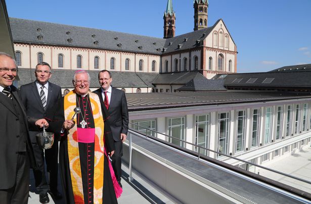Bischof Friedhelm Hofmann segnet das Burkardushaus, Foto: POW