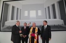 Bischof Friedhelm Hofmann segnet im Burkardushaus, Foto: POW