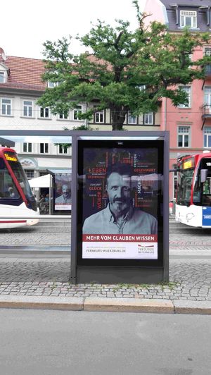 Plakat von Theologie im Fernkurs an einer Haltestelle