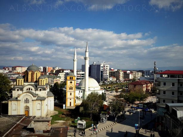 Stadtzentrum vom Ferizaj, Kosovo, mit serbisch-orthodoxer Kirche und sunnitischer Moschee