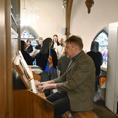Herr Pitkäniemi an der Orgel des Doms in Helsinki