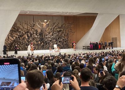 Papst Franziskus tritt auf